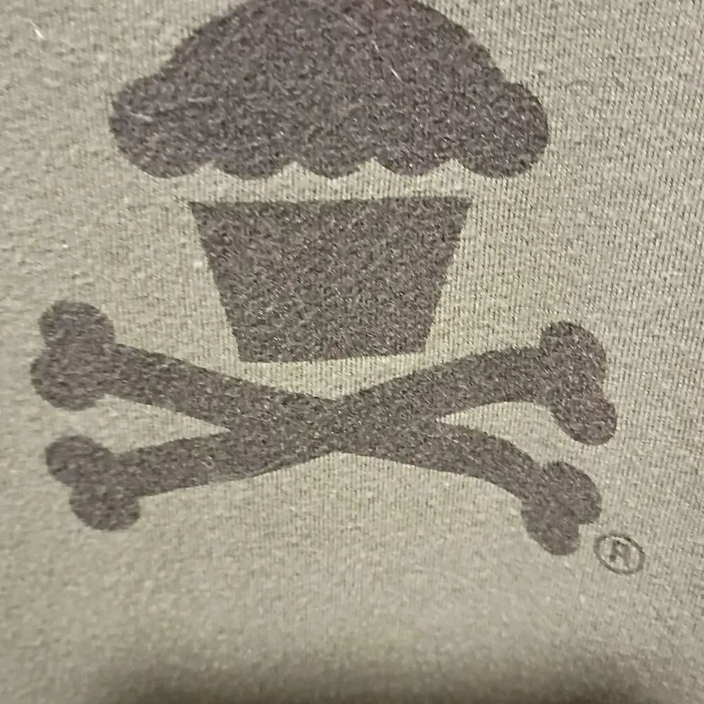 Johnny Cupcakes Women's Pirate Cupcake T-shirt size XL Olive Green